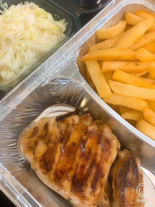 Pulpe de pui dezosate la gratar cu cartofi prajiti si salata de varza