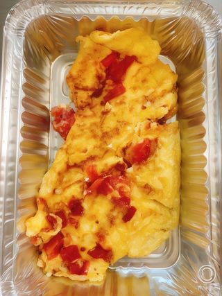 Omleta cu branza telemea si rosii