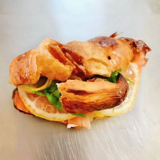 Croissant crema de branza si somon fumeer