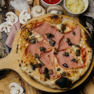 Pizza Prosciutto e Funghi Mare