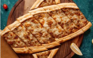 Kuşbaşılı Kaşarlı Pide