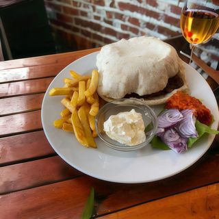 Mici de vita cu kaimak in lipie de casa