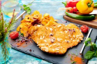 Snitel urias in crusta de seminte cu cartofi prajiti