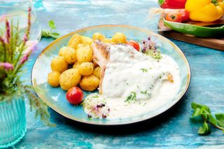 Piept de pui cu sos gorgonzola si cartofi prajiti