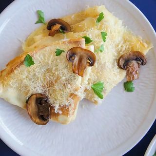 Clătite cu piept de pui , ciuperci, smântână și cașcaval 400g