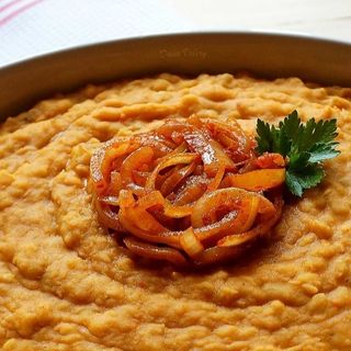 Fasole bătută cu ceapa caramelizata și salata de murături 