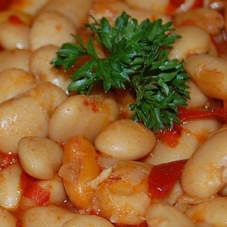 Iahnie de fasole cu salata de ceapa 