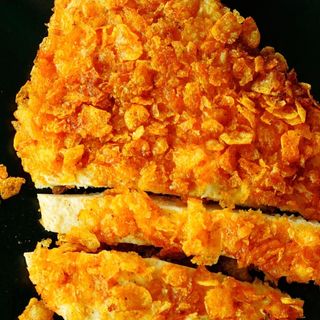 Șnițel piept pui in fulgi de porumb 