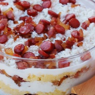 Mămăligă cu brânză de vaci, jumări și smântână 500gr