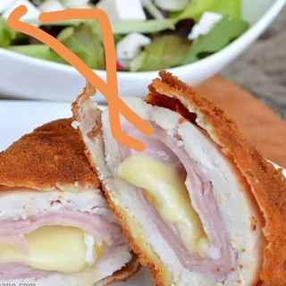 Șnițel de porc cu șuncă și cas