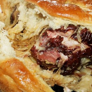 Ciolan afumat in crusta pâine cu varză călită 