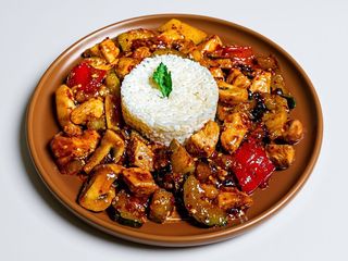 Tigaie picanta de porc cu  orez 550 g