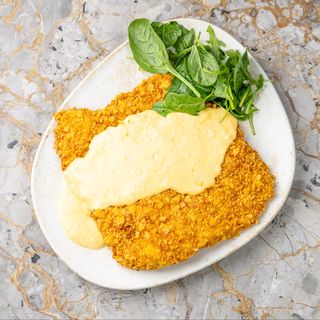 ȘNIȚEL DE CURCAN ÎN CRUSTA NACHO ȘI SOS CHEDDAR