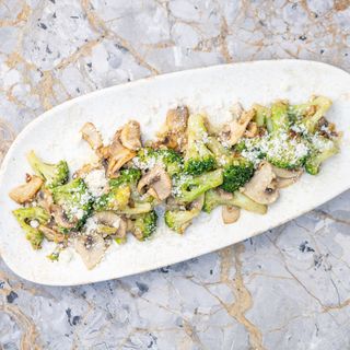 BROCCOLI LA TIGAIE CU CIUPERCI