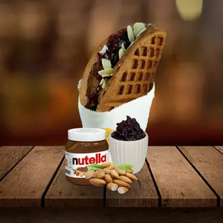 BROWNIE WAFFLE, NUTELLA, VIȘINE PATESA, MIGDALE