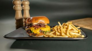 Burger de vită cu cartofi prăjiți
