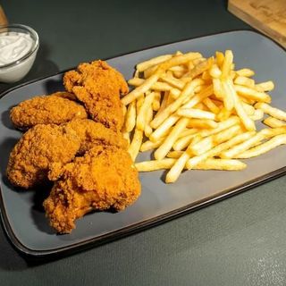 Meniu aripioare picante crispy  cu cartofi prajiti si un suc