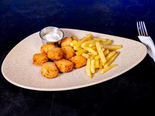 Meniu  nuggets din pui  cu cartofi prajiti, sos maioneza si suc