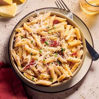 Penne cu piept de pui, ciuperci si sos alb