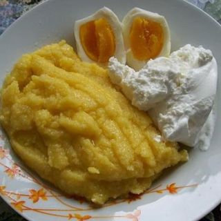 Mamaliga cu branza si smantana si ou fiert