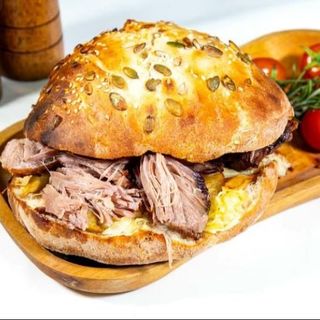 Lipie de casa umpluta cu suvite de carne la garnita ,cartofi si muratur