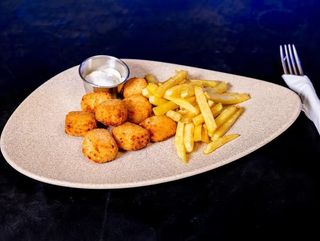 Meniu  nuggets din pui  cu cartofi prajiti, sos maioneza si suc