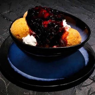 Papanasi cu dulceata de capsuni si smantana