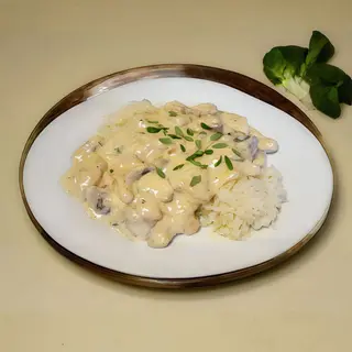 Pui cu sos alb, ciuperci si orez
