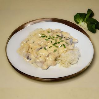 Pui cu sos alb, ciuperci si orez