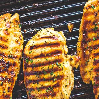 Meniu copii piept de pui la gratar, cartofi prajiti/piure+sos pizza dulce