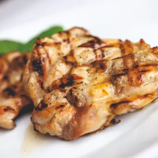 Meniu copii Pulpă de pui dezosată+ cartofi prăjiți/piure + sos pizza dulce