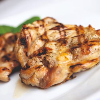 Meniu copii Pulpă de pui dezosată+ cartofi prăjiți/piure + sos pizza dulce