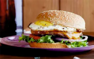 Eggs Burger  cu cartofi prajiti