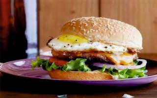 Eggs Burger cu cartofi prajiti