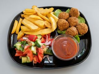 Falafel cu cartofi prajiti, salata de vara si ketchup 180g/200g/100g/50g