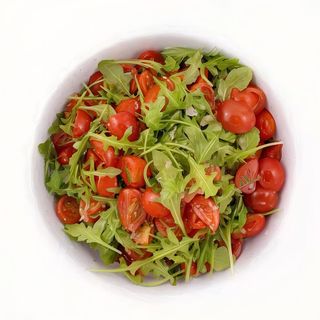 Salată de rucola cu roșii cherry