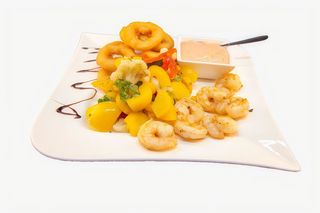 Mix de Inele de calamar si creveti pe pat de legume la abur