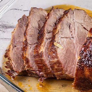 Ceafă de porc în crustă de ierburi aromate la grill sau la cuptor