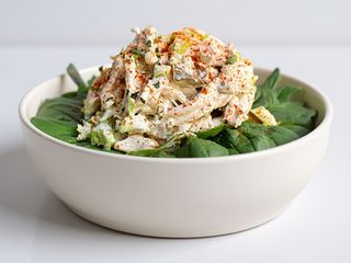 Salată de crudităţi cu piept de pui