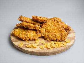 Șnițel din piept de pui în crustă de susan