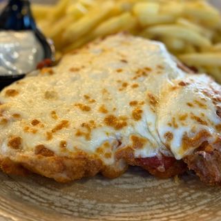 Snitel gratinat cu cartofi prajiti si sos mayo