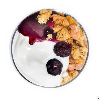 Iaurt grecesc cu gem de afine, musli crunch si merisoare