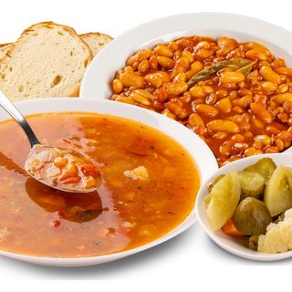 Ciorbă de legume + iahnie de fasole + salată de murături