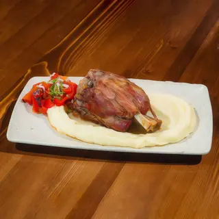 CIOLAN DE PORC CU PIURE DE CARTOFI SI ARDEI COPTI 500/150/50G