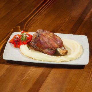 CIOLAN DE PORC CU PIURE DE CARTOFI SI ARDEI COPTI 500/150/50G