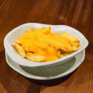 CARTOFI PRAJITI CU SOS CHEDDAR 250G