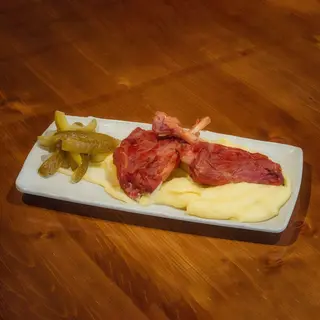 Aripioare de porc cu piure de cartofi si castraveti murati
