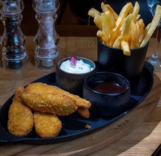 Chicken nuggets cu cartofi