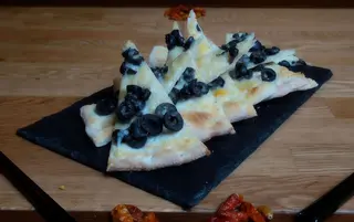 Focaccia cu parmezan si masline