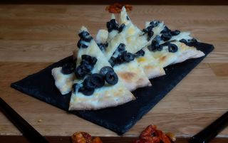 Focaccia cu parmezan si masline